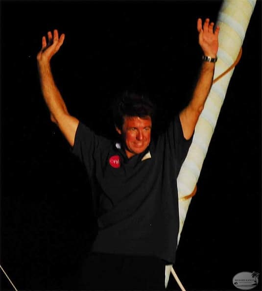 Claude Thélier salue la foule à son arrivée à Pointe-à-Pitre, Route du Rhum 2006