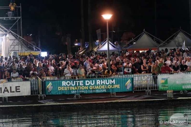 La foule de nuit sur les quais de Pointe-à-Pitre pour l’arrivée de Loïck Peyron, Route du Rhum 2014