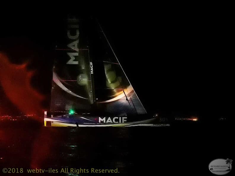 Le trimaran Macif de François Gabart à l’arrivée, de nuit, Route du Rhum 2018
